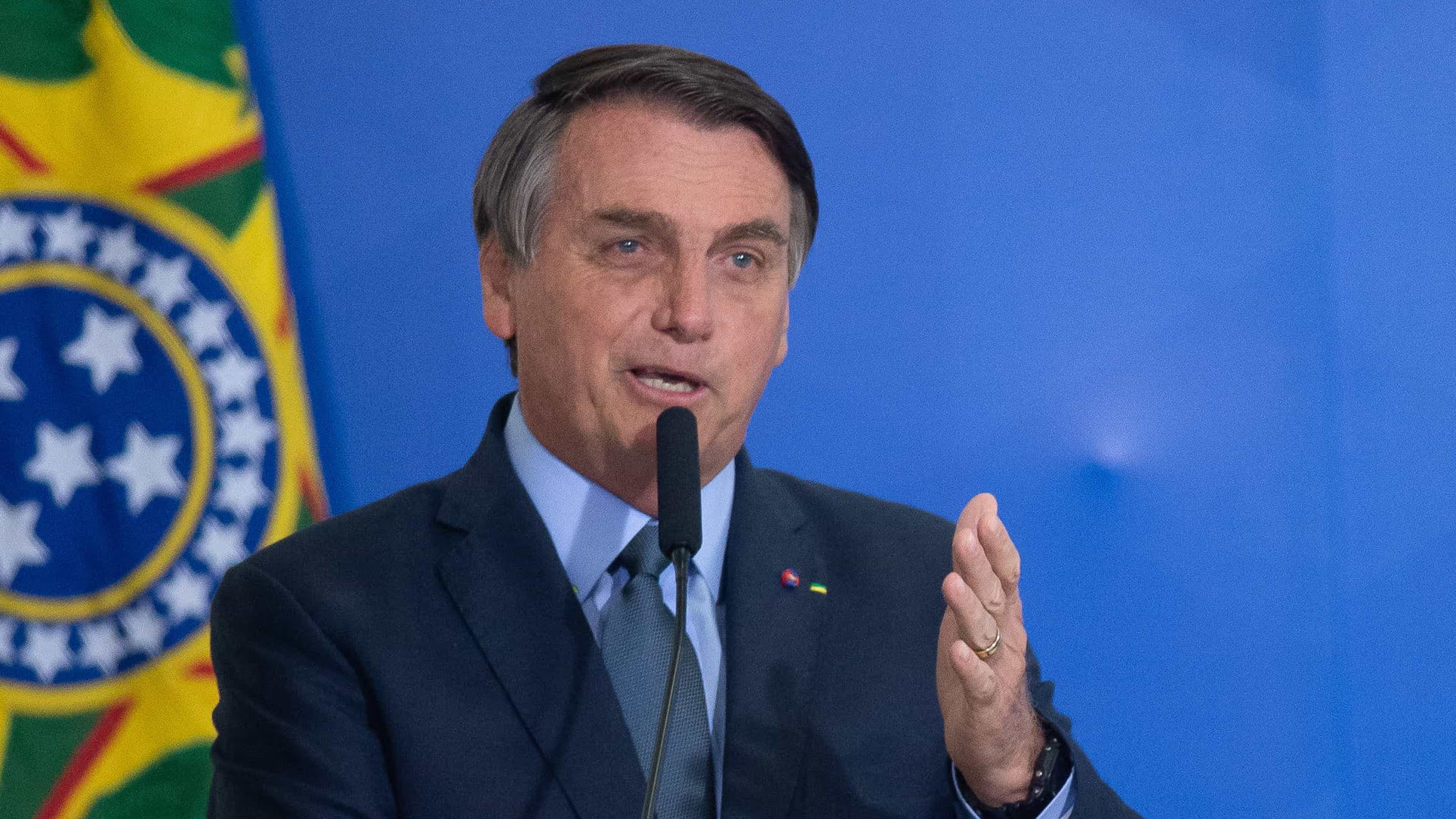 Bolsonaro diz para Doria arrumar outro para pagar vacina e quer reeditar decreto do SUS