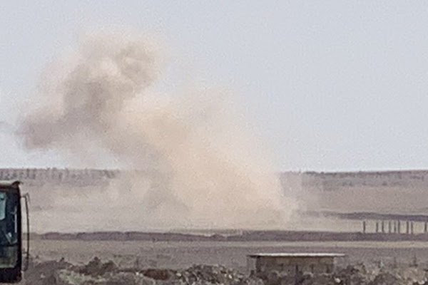 Tác động của đạn cối từ các cuộc tấn công của Thổ Nhĩ Kỳ gần Ein Issa, đông bắc Syria.