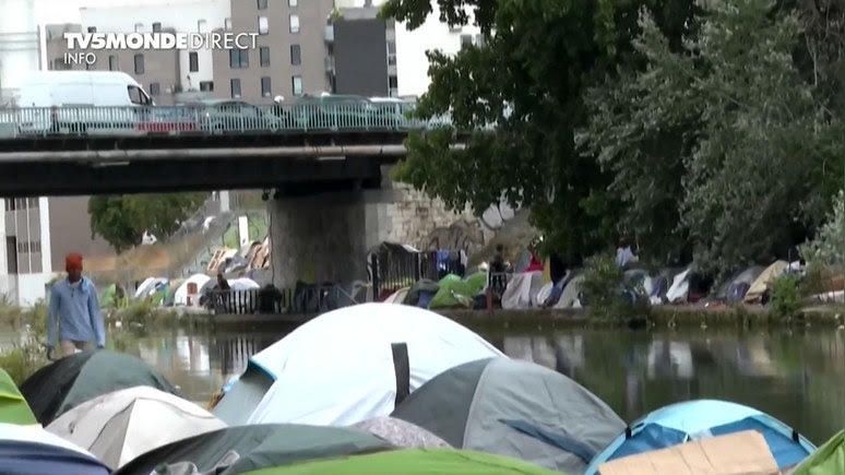 Người di cư ở ngoại ô Paris sống trong điều kiện cơ cực