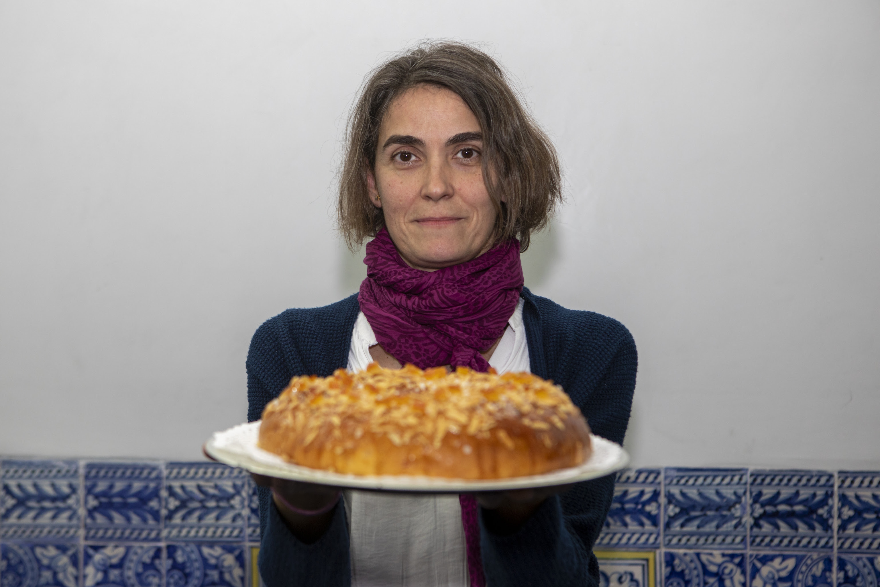 La pastelera Elena Campal posa con el roscón ganador.