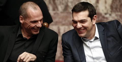 El primer ministro griego, Alexis Tsipras, con su ministro de Finanzas, Yanis Varoufakis, durante una sesión del Parlamento heleno, el pasado miércoles. REUTERS/Alkis Konstantinidis