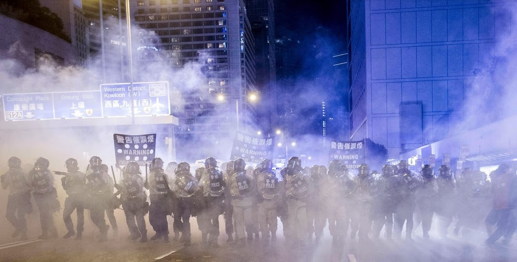 Cảnh sát HK với dùi cui, lựu đạn cay đi dẹp biểu tình (28/9/2014). Ảnh: Xaume Olleros/Agence France-Presse — Getty Images.