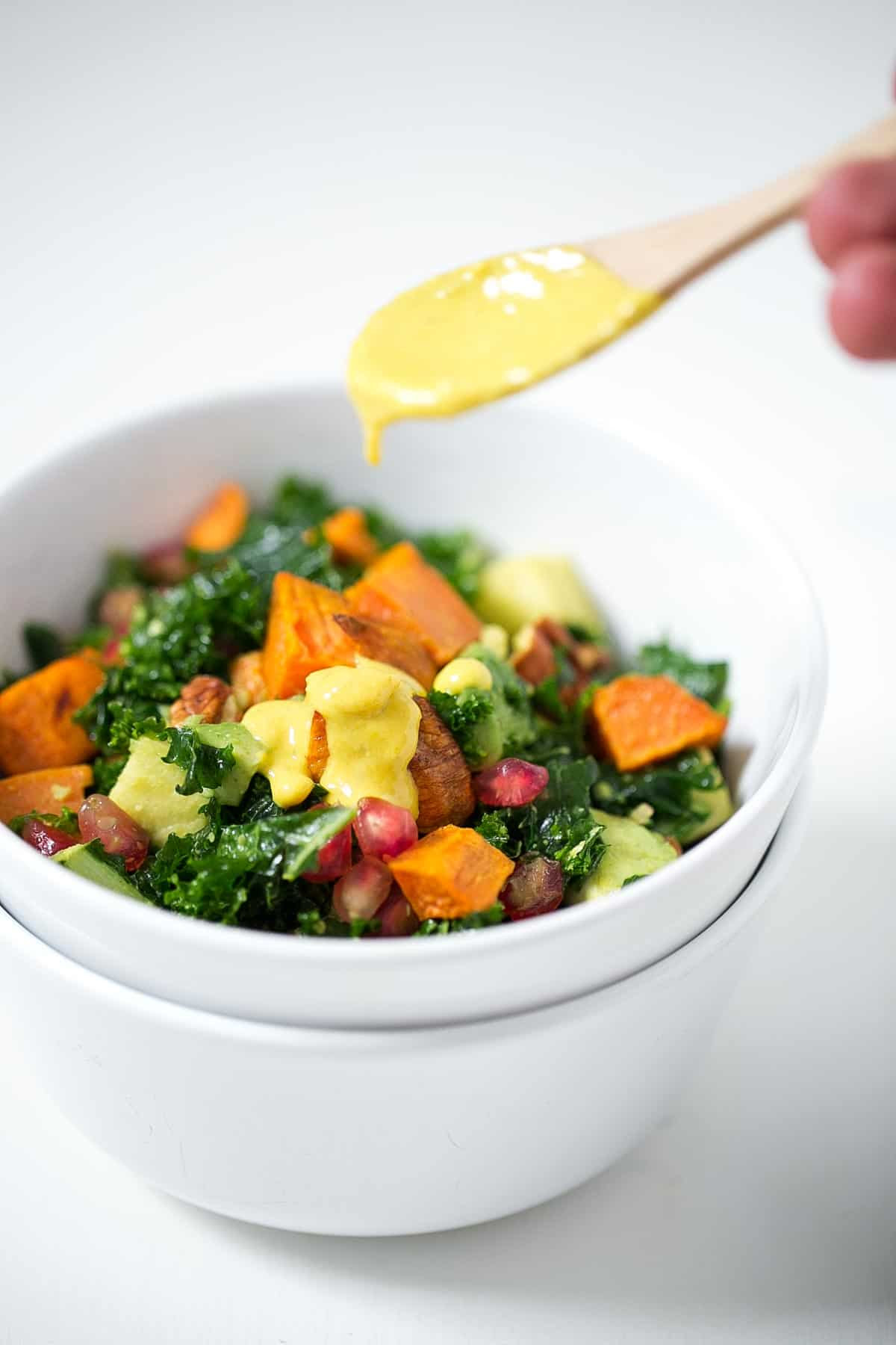 Ensalada de Kale con Aliño de Tahini y Cúrcuma. - Las ensaladas de kale son perfectas para comer fuera de casa porque aguantan muy bien, de hecho están más ricas cuando pasan las horas.