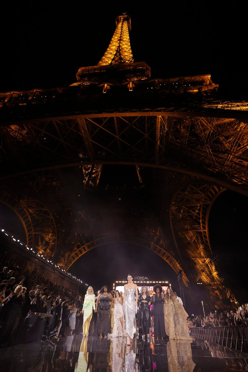 El desfile de L'Oréal Paris que levanta el ritmo feminista