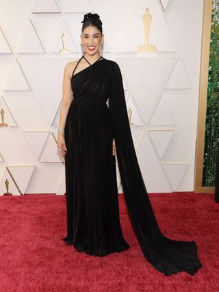 Stephanie Beatriz de Encanto en los Oscars 2022