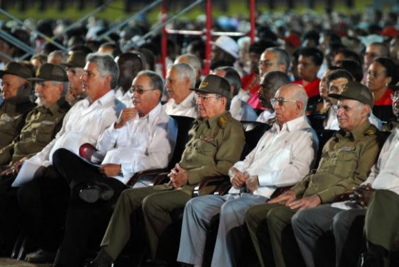 El General de Ejército Raúl Castro Ruz (C), Presidente de los Consejos de Estado y de Ministros, preside el Acto Nacional por el 62 Aniversario de los Asaltos a los Cuarteles Moncada y Carlos Manuel de Céspedes, y el 500 Aniversario de la Villa de Santiago de Cuba, el 26 de julio de 2015. AIN FOTO/ Yaciel Peña de la Peña