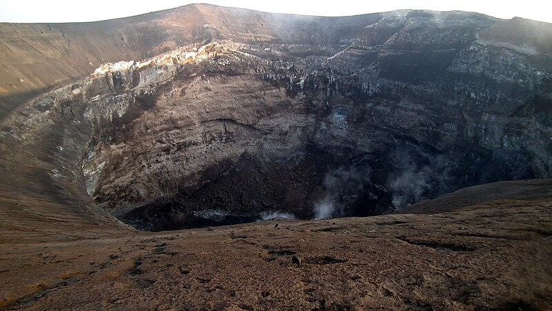 File:Crater of Ol Doinyo Lengai (Jan 2011).jpg
