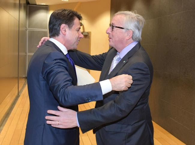 Il premier Giuseppe Conte e il presidente della Commissione Ue, Jean-Claude Juncker (ANSA)
