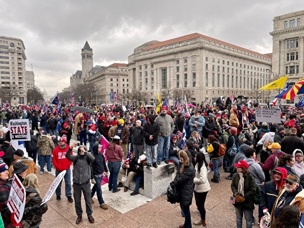 Những người ủng hộ Tổng thống Trump đã tập trung tại quảng trường Tự do ở thủ đô Washington ngày 5/1/2021, một ngày trước phiên họp chung của Quốc hội Mỹ để xác nhận kết quả bầu cử từ Cử tri đoàn. (Ảnh: DANIEL SLIM/AFP via Getty Images)