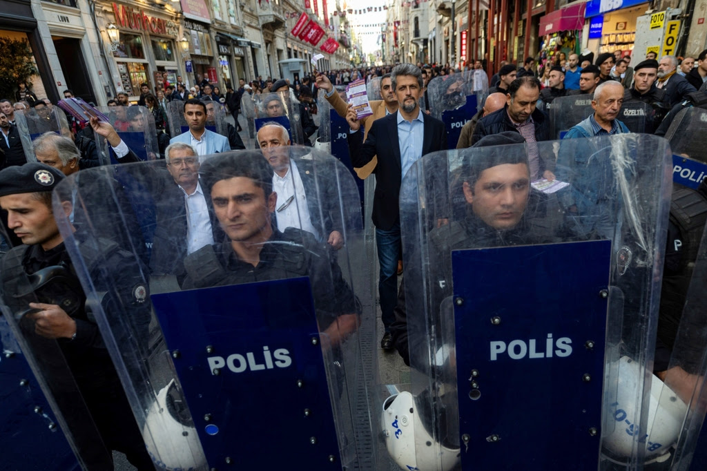 SPERRES INNE: Tyrkias myndigheter gjør tilværelsen stadig trangere for partiet HDP og dets ledere og medlemmer. Her er HDP-medlemmer omringet av tyrkisk politi under en demonstrasjon i 2019. FOTO: YASIN AKGUL, AFP/NTB