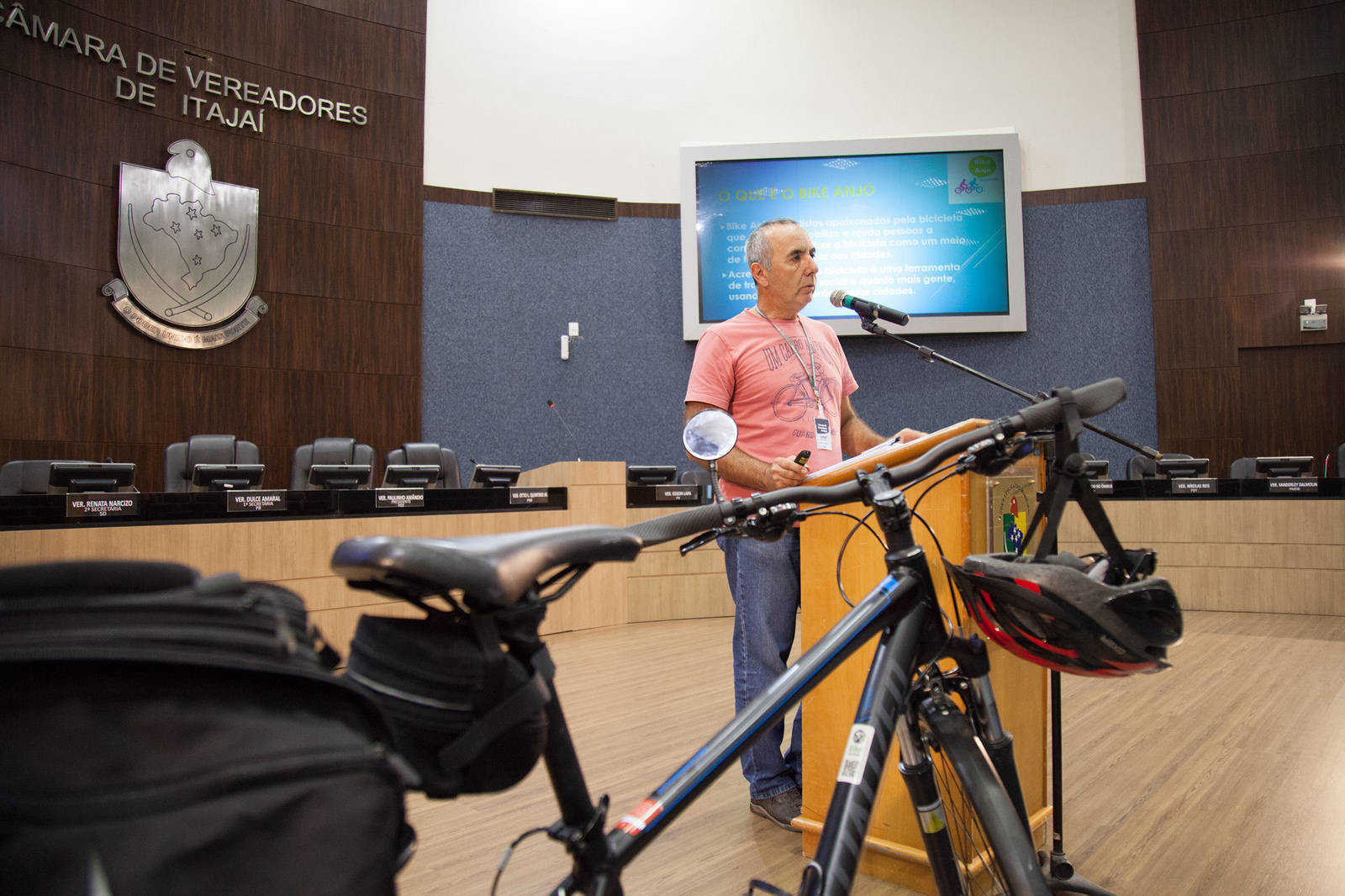 #PraCegoVer: a foto mostra o responsável
pelo Bike Anjo de Itajaí, Jorge Andriani, durante
a palestra no Plenário da Câmara de Itajaí.