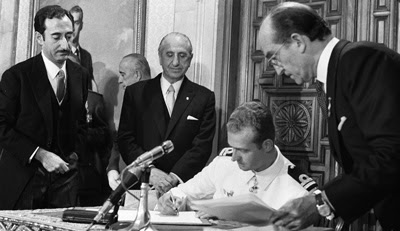El entonces príncipe Juan Carlos firma su aceptación como sucesor de Franco. -  EFE