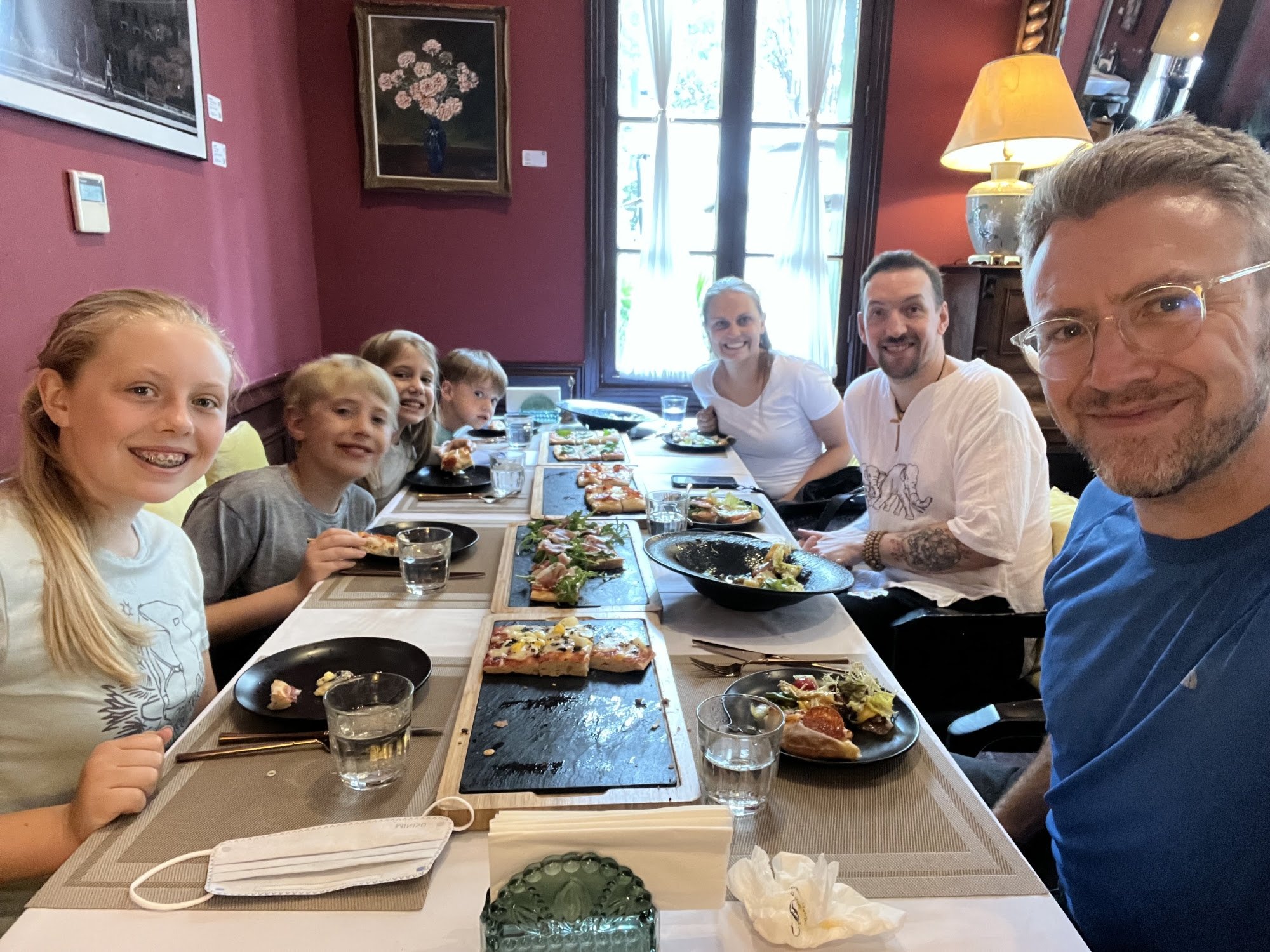 American author Garrett Jones and his family came to visit Chongqing on their summer trip.