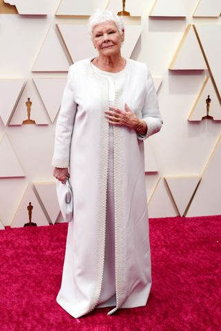 judi dench en la alfombra roja de los oscars 2022