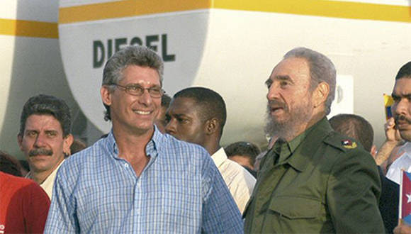 Fidel Castro visita Holgín, quando Díaz-Cael (à esquerda) era secretário do PPC nessa província (Foto: CubaDebate)