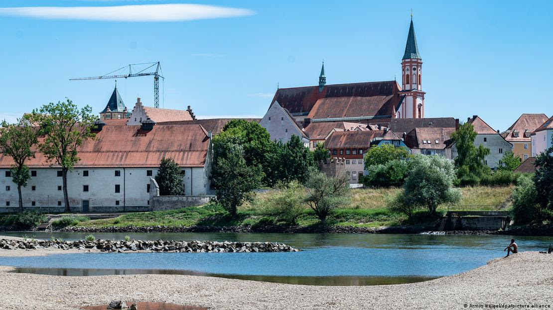 Cidade pitoresca à beira de rio semi-seco