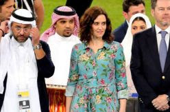 Ni el vestido de flores de Ayuso pudo con el régimen saudí