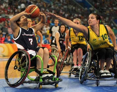 O basquetebol em cadeira de rodas é praticado competitivamente por cerca de 25.000 pessoas em 80 países