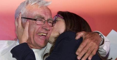 Mónica Oltra besa a Joan Ribó (Compromís), que podría ser el nuevo alcalde de Valencia. / EFE