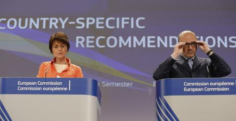 La comisaria europea de Empleo, Marianne Thyssen, y el comisario europeo de Asuntos Económicos y Financieros, Pierre Moscovici, durante una rueda de prensa para presentar las nuevas recomendaciones macroeconómicas por países. EFE/JULIEN WARNAND