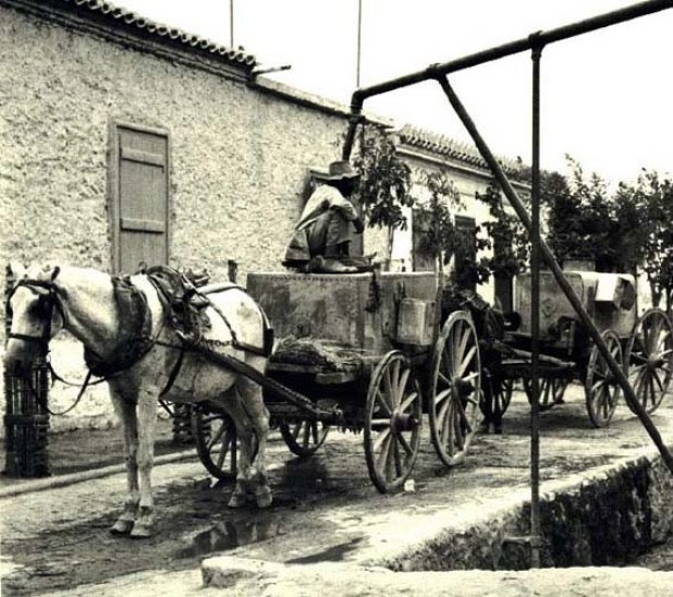 Νερουλάδες γεμίζουν με νερό τα υδροφόρα κάρα