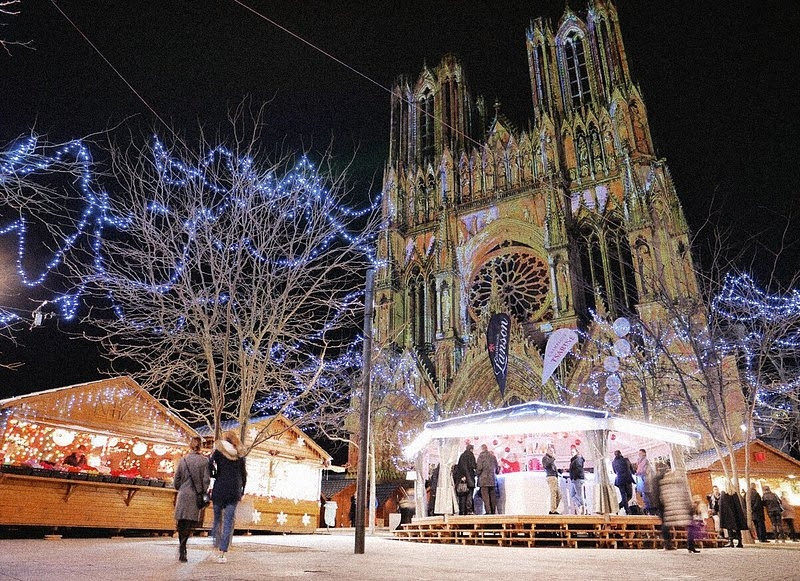 Nhà thờ Đức Bà Reims nổi tiếng làm phông nền cho khu chợ. (Ảnh: Reims Tourisme)