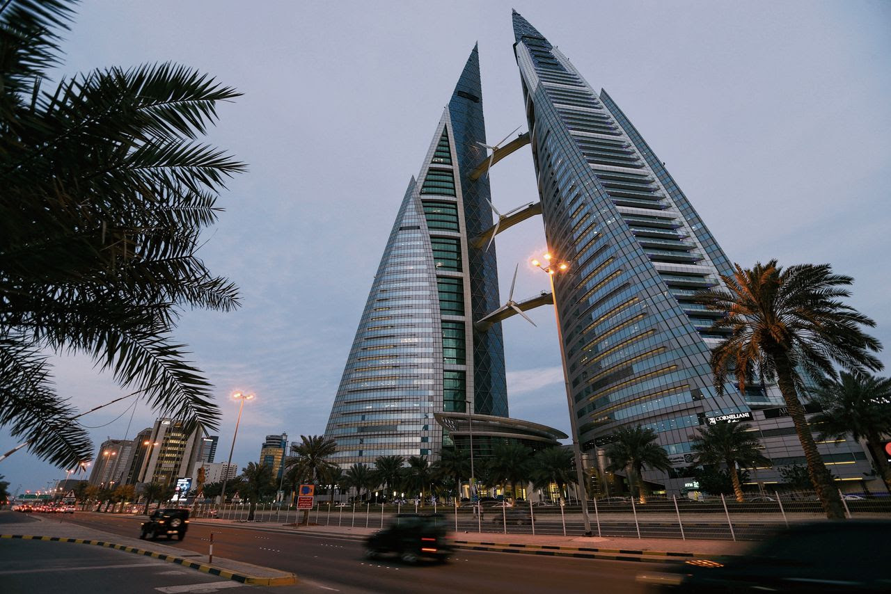Het Bahrein World Trade Center in Manama. Kritiek op Bahrein leidt voor zijn burgers vaak tot strenge straffen.