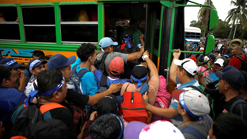 Una nueva caravana de migrantes se forma en El Salvador y sale rumbo a EE.UU.