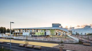 Fachada da escola Kastelli, projetada pelo escritório de arquitetura Lahdelma & Mahlamäki, na Finlândia