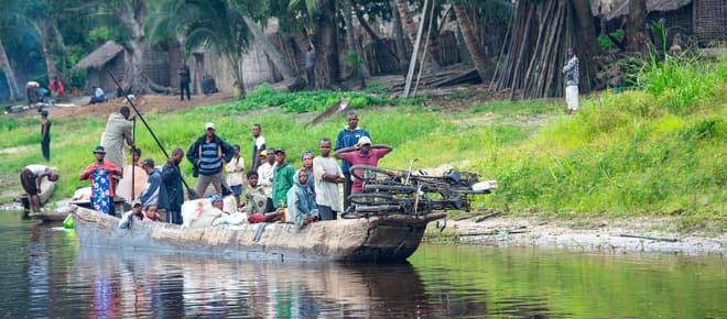 Une pirogue chargée de passagers et de vélos sur le fleuve Congo