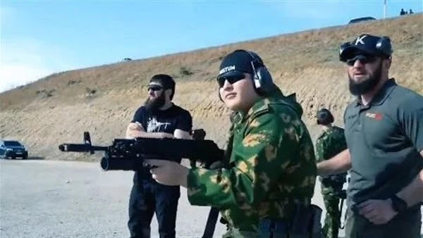 زعيم الشيشان يضحي بأولاده .. شاهد أبناء قديروف يتدربون على السلاح للقتال بأوكرانيا