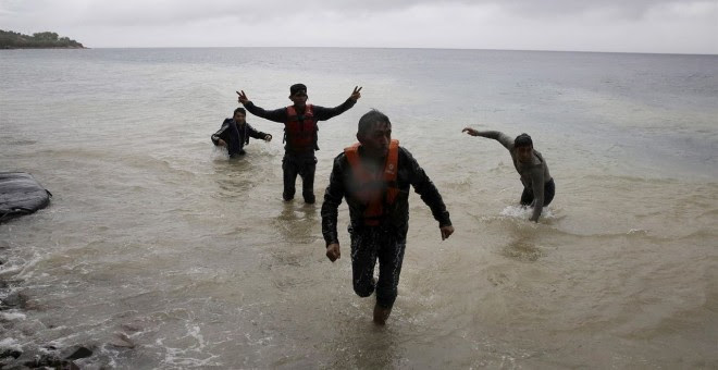 Unos inmigrantes alcanzan la costa./ EUROPA PRESS