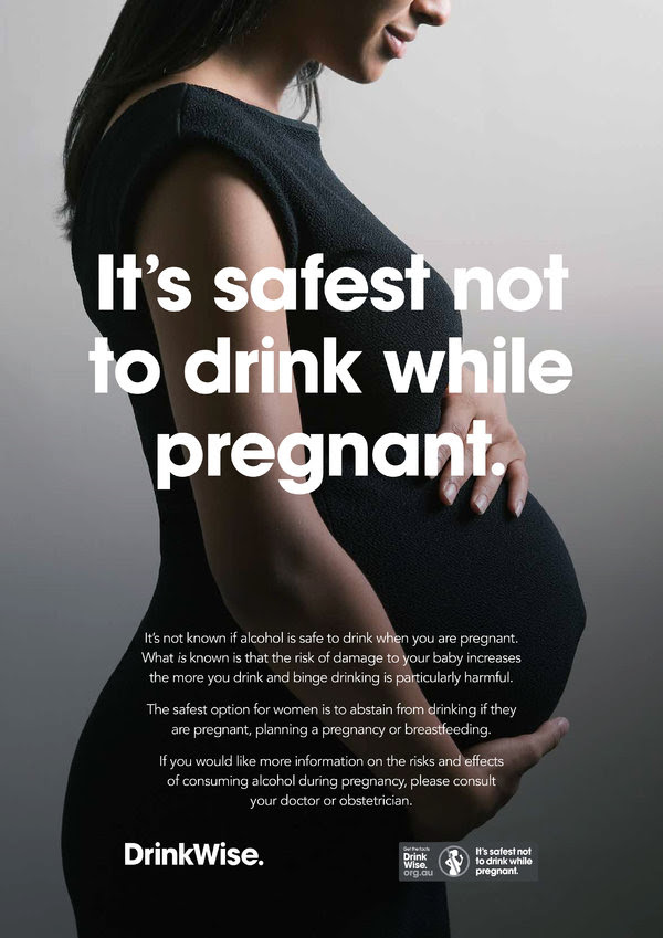 En la letra pequeña del anuncio se lee que “no se sabe con certeza si es seguro tomar alcohol cuando estás embarazada”, una frase que causó polémica.