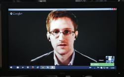 Imagen de archivo del ex analista de la agencia de espionaje estadounidense Edward Snowden en una videoconferencia con miembros del Consejo Europeo en Estrasburgo, Francia, abr 8 2014. El ex analista de la agencia de espionaje estadounidense Edward Snowden ha sido galardonado con el premio honorífico Right Livelihood sueco, a menudo considerado el premio Nobel alternativo, por su trabajo sobre la libertad de prensa, dijo el miércoles la fundación del premio. REUTERS/Vincent Kessler