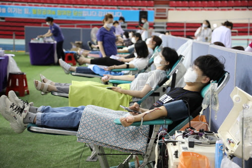 Membrii Bisericii Shincheonji donează plasmă la Centrul de Promovare Atletism Daegu pe data de 27 august. (2).JPG