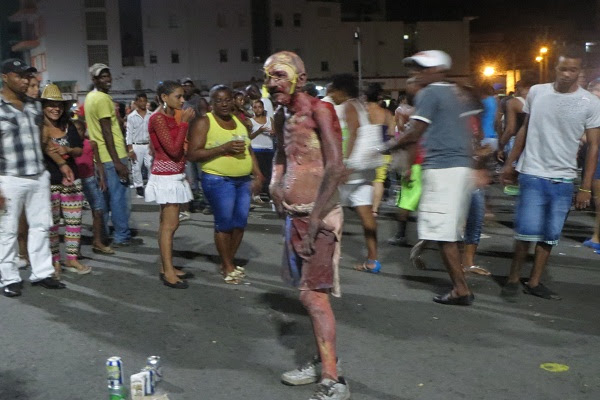 De Carnaval, un hombre pintado y borracho