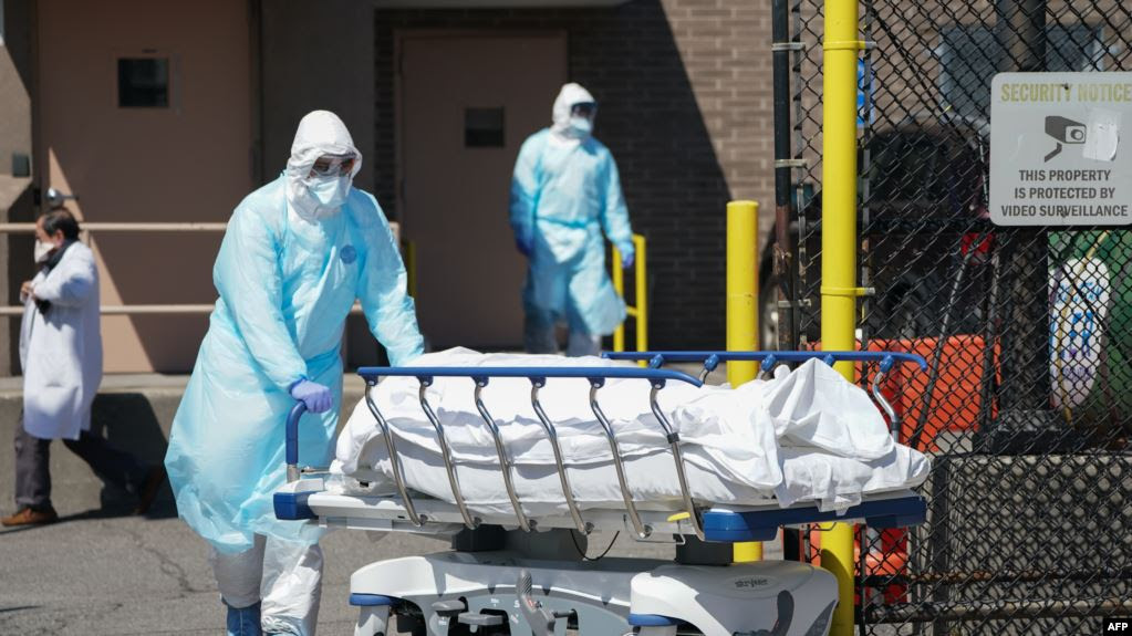 Thi thể những bệnh nhn chết v virus corona được đưa ra xe tải đng lạnh được chuyển đổi chức năng thnh nh xc tạm thời tại Bệnh viện Wyckoff ở Quận Brooklyn của Thnh phố New York, ngy 6 thng 4, 2020.