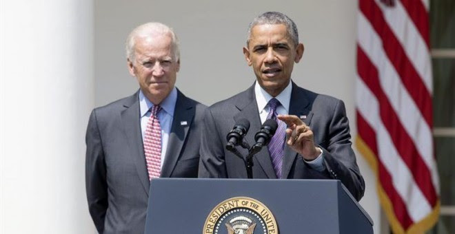 El presidente de EEUU, Barack Obama, junto al vicepresidente del país, Joe Biden, en la rueda de prensa en la que ha anunciado la reapertura de la embajada estadounidense en Cuba. - EFE