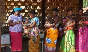 Madres en Mozambique llevan a vacunar a sus bebes contra la polio