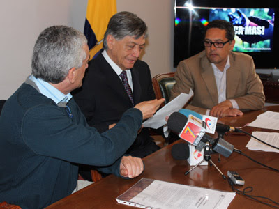 El representante de CEDAEC, Luis Nieto, hace entrega del manifiesto de solidaridad al embajador ecuatoriano en España, Miguel Calahorrano.
