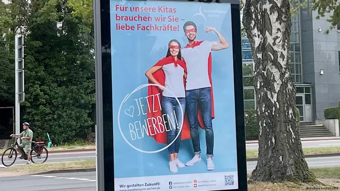 Cartaz em alemão com anúncio de emprego em creches
