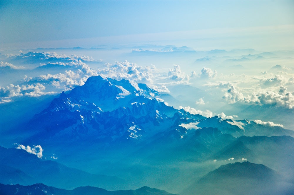 la vista a volo d'uccello della montagna suonava