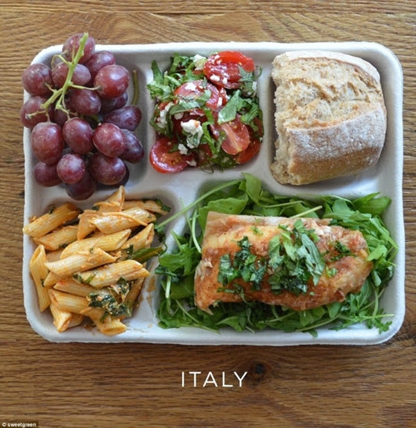 Bữa trưa của học sinh tại Ý được đánh giá đủ chất dinh dưỡng khi có mỳ nui, cá và hai loại salad cùng bánh mỳ và nho tráng miệng.