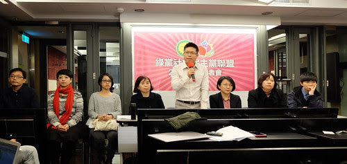 綠黨召集人李根政發表選後感言。攝影:陳文姿