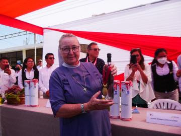 Áncash: religiosa Rebecca Frick gana concurso del mejor destilado de uva