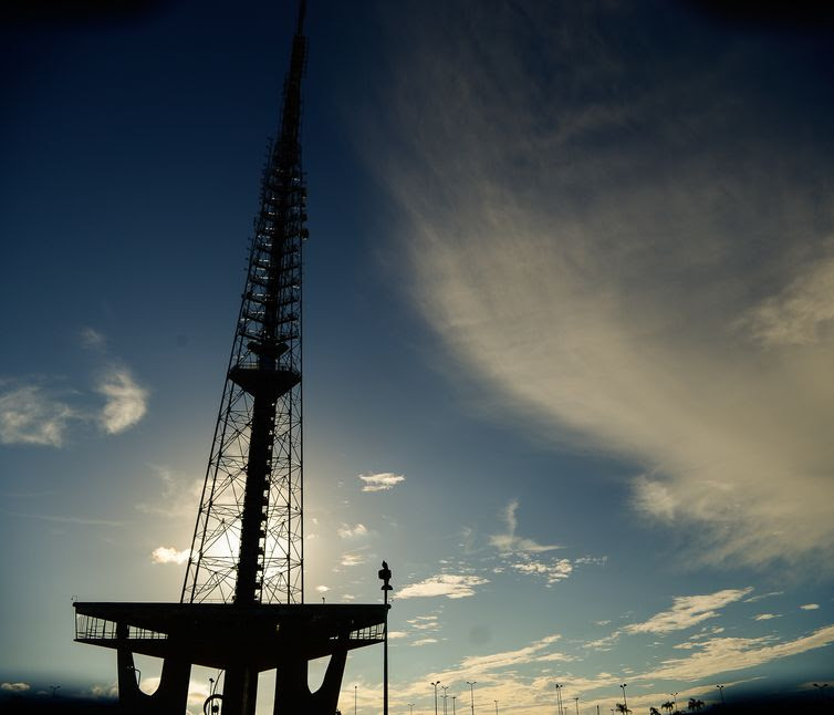 Marcello Casal JrAgência Brasil A Torre de TV de Brasília é uma torre de transmissão radiofônica e televisiva construída em Brasília e inaugurada em 1967 com 224 metros de altura.