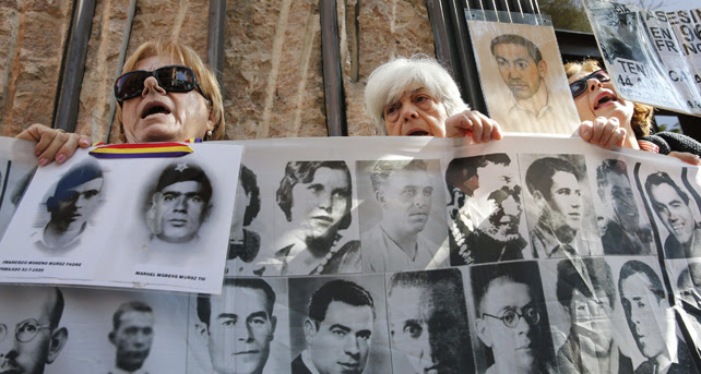 Concentración de víctimas del franquismo delante de la Audiencia Nacional.