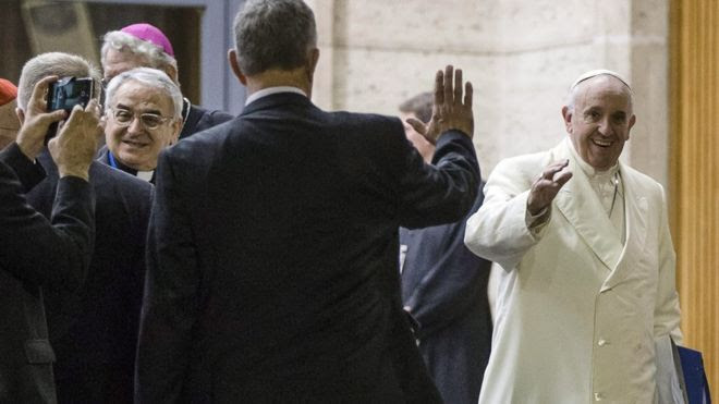 Francisco deja una sesión del Sínodo en el Vaticano