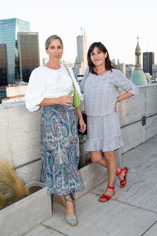 Constanza Di Cocco y Janine Beech con la cúpula de Basílica del Santísimo Sacramento de fondo. El mito detrás de la construcción del Kavanagh persiste. Se dice que el edificio de Florida 1065, oculta de manera intencional la iglesia que había sido construída por la familia Anchorena por 1920. Su fachada solo puede verse desde el Pasaje Corina Kavanagh. Una historia de enemistades familiares.