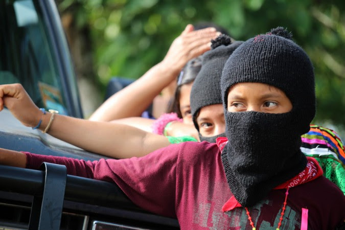 Jovenes y niños se forman y esperan la caravana de apoyo en La